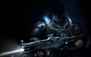 一名身穿未來盔甲的士兵在黑暗環境中手持發光步槍。
