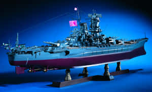 日本戰艦比例模型，帶旗幟，展示於藍色背景上 — 現代戰爭 壁紙