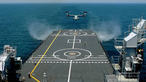 軍用傾轉旋翼機在海上降落在航空母艦甲板上。 — 直升機 壁紙