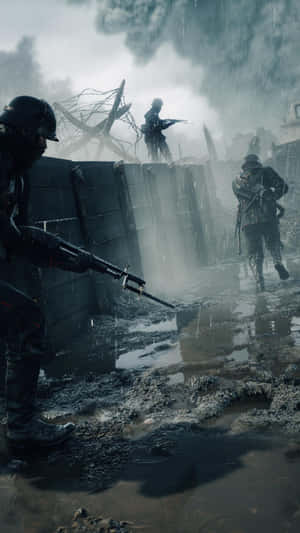 士兵們在傾盆大雨中穿過泥濘的戰場。 — 使命召喚：現代戰爭 壁紙
