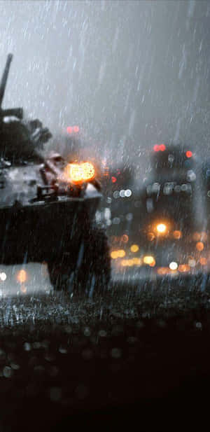 軍用坦克在夜間暴雨中行駛，城市燈光模糊。