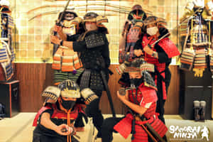 全副武裝的武士在博物館展覽中手持劍擺姿勢。