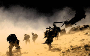 士兵在塵土中奔跑，頭頂有直升機的戰爭場景。