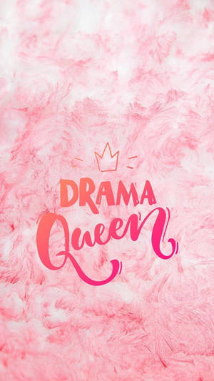 粉紅色羽毛背景，帶有 'Drama Queen' 文字和皇冠圖形。