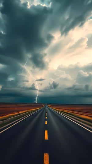一條長長的直路通向平坦沙漠景觀上空暴風雨天空中的一道閃電。 — 天氣 壁紙