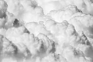 灰階中密集的紋理雲朵，帶有柔和光線和深邃陰影。 — 天空景觀 壁紙