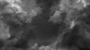 濃密的暴風雲充滿天空，形成戲劇性的單色場景。 — 夜空 壁紙