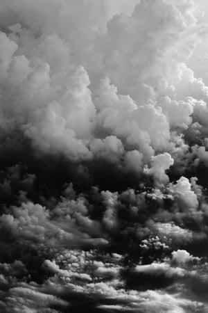 黑白高對比度、戲劇性紋理的密集旋轉雲層。 — 天空景觀 壁紙