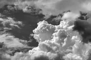 灰階天空中帶有深色陰影的戲劇性紋理雲朵。 — 天空 壁紙
