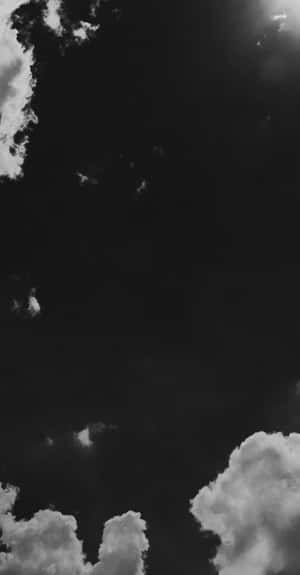 高對比度黑白中帶有蓬鬆白雲的黑暗天空 — 雷暴 壁紙