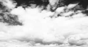 高對比度的單色雲朵襯托著黑暗的天空 — 天空美學 壁紙