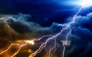 強大的閃電照亮了黑暗暴風雲下的戲劇性天空。 — 雷暴 壁紙