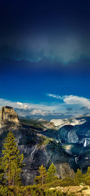 Half Dome 山脈，松樹和藍天白雲 — Honor GT 壁紙