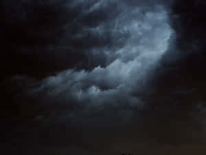 在威脅性的天空中旋轉的暗色風暴雲。 — 雷暴 壁紙