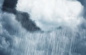 大雨從黑暗的暴風雲中落下，映襯著憂鬱的藍灰色天空。 — 雨天 壁紙
