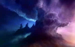 風暴雲在黃昏時分圍繞山峰旋轉，帶有紫色和藍色色調。 — 夜空 壁紙