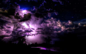 紫色閃電劃過暴風雲，照亮星空下黑暗的景觀。 — 淺紫色動態圖片 壁紙