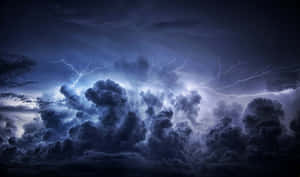 強烈的閃電照亮了黑暗夜空中密集的暴風雲。 — 暴風 壁紙