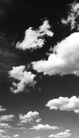 高對比雲朵在陰鬱的黑白天空中，帶有深沉的陰影和明亮的高光。 — 黑色動態圖 壁紙