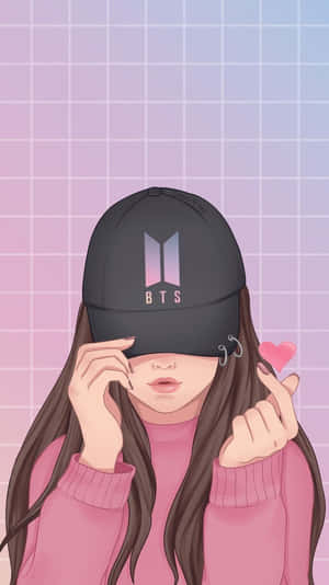 戴著BTS帽的女孩穿著粉紅色毛衣在粉彩網格背景前做出心形手勢。