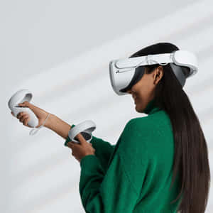 穿綠色毛衣的女性使用VR頭戴式裝置和控制器，露出喜悅的表情。