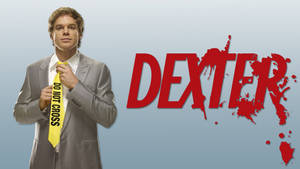 身穿灰色西裝的男子在帶有血跡的紅色 dexter 標誌旁邊調整一條寫有 do not cross 的黃色領帶。