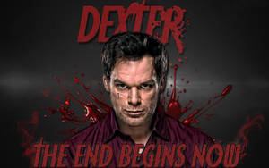 喺「Dexter」同「The End Begins Now」字樣下面，面上有血嘅男人。