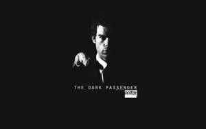 身穿西裝的男子舉著帶有「The Dark Passenger」文字的老鼠。