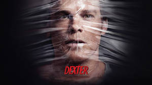 一個男人的臉被保鮮紙覆蓋，紅色字「Dexter」。