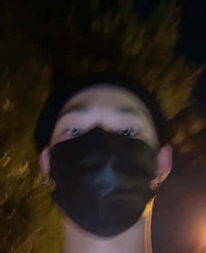 夜晚戴黑色面罩和冷帽、眼睛發光的人