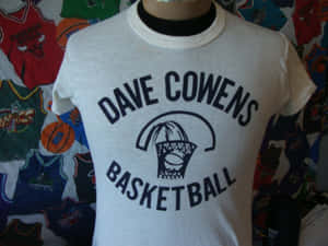 復古籃球T恤，印有Dave Cowens名字和籃框圖案。