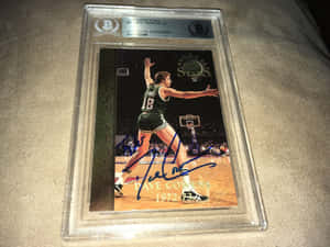 簽名Dave Cowens 1972年籃球交換卡，放喺保護盒入面。