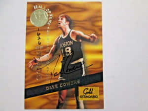 Dave Cowens 身穿波士頓塞爾特人球衣的復古籃球卡，金色背景。