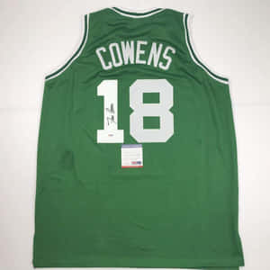 綠色波士頓塞爾特人球衣，印有 Cowens 名字及號碼 18，已簽名並認證。