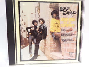 Diana Ross and The Supremes 在復古CD封面照片中的磚牆上。 — 專輯封面 壁紙