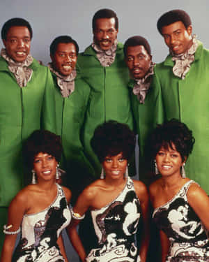The Supremes 和 The Temptations 穿著 1960 年代的舞台服裝，為工作室肖像擺姿勢。 — Apple Watch 壁紙