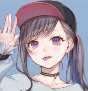 紫眼灰髮的動漫女孩戴著紅黑帽子愉快地揮手。 — 可愛動漫女仔 壁紙
