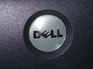 黑色筆記本電腦蓋上的 Dell 標誌特寫