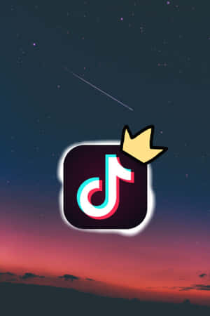 TikTok 應用程式圖標，皇冠在繁星點點的暮色天空中發光。