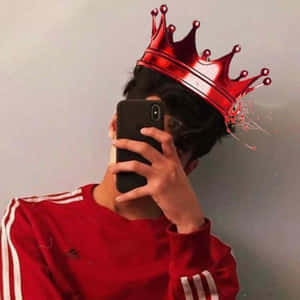 穿著紅色衛衣的人，戴著融化中的紅色皇冠，對著鏡子自拍。