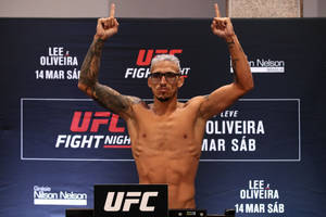UFC拳手在稱重活動中舉起食指慶祝。