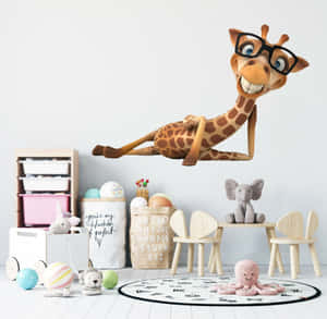 戴眼鏡的卡通長頸鹿在兒童遊戲室中，周圍有玩具和木製家具。