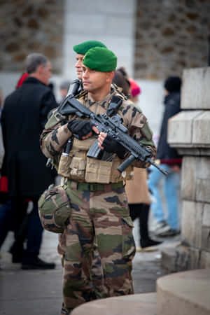 身穿迷彩服的士兵在城市街道上持步槍