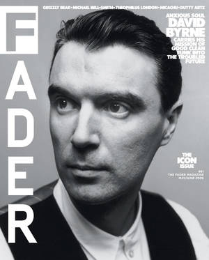 David Byrne 在《The Fader》雜誌封面上的黑白肖像，搭配粗體文字。 — 岩石 壁紙