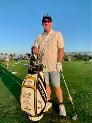 高爾夫球手在陽光明媚的高爾夫球場上拿著球桿，綠草和藍天。 — 高爾夫球 iPhone 壁紙