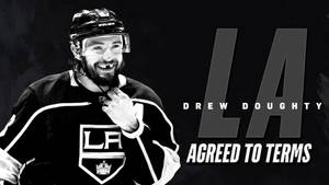 冰球運動員Drew Doughty身穿LA Kings球衣微笑，手放在胸前。