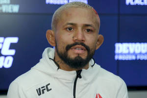 UFC拳手在記者會上穿著白色連帽衫