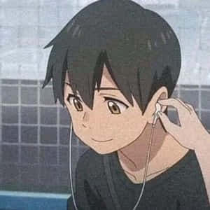動漫男孩在室內溫柔微笑地插入耳塞。