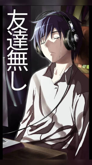 動畫男孩，紫色頭髮，在一個有日文文字的黑暗房間裡戴著耳機。