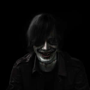 一個恐怖人物，帶著血淋淋的笑容和深色衣服，背景是黑色。 — 奇怪 GIF 壁紙
